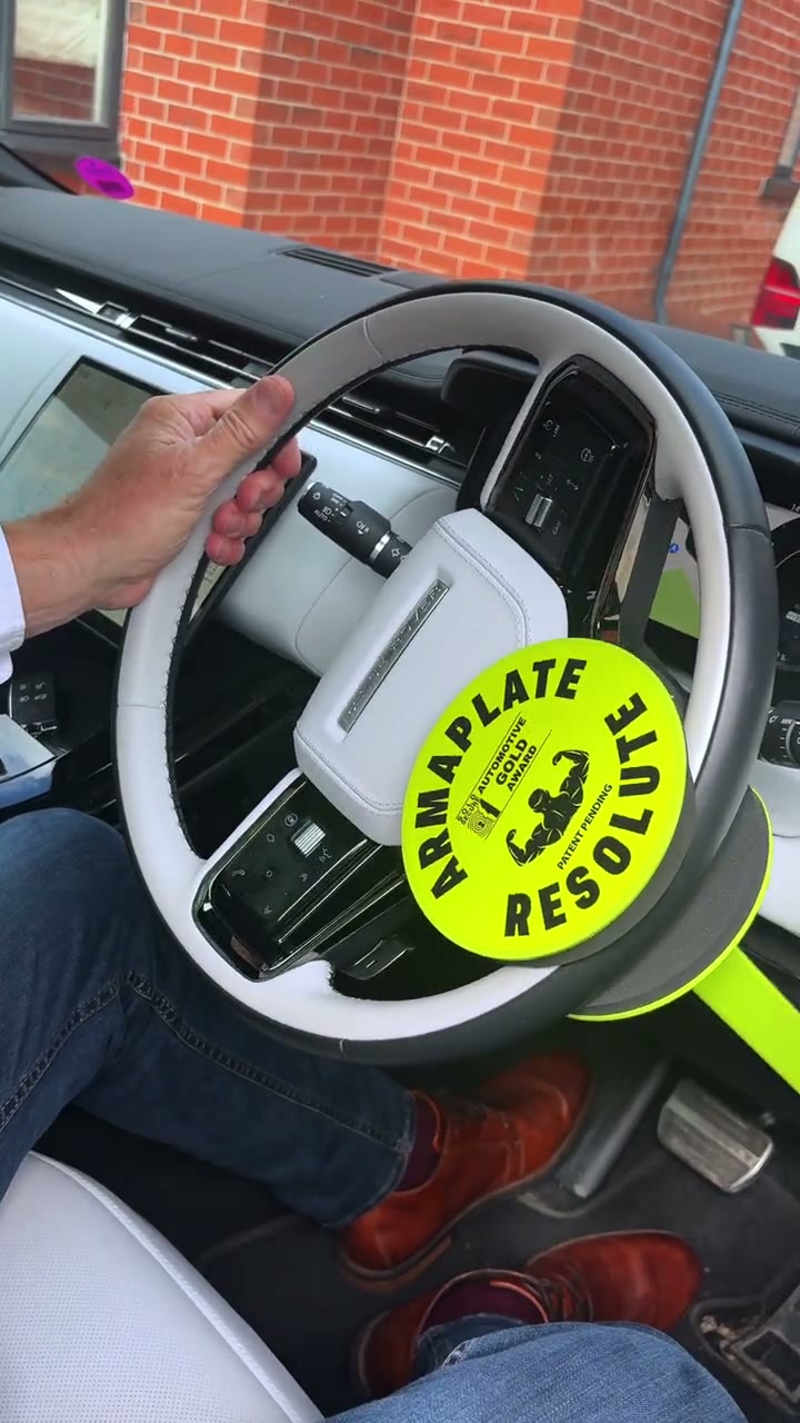 Resolute Compact fitted to a Range Rover steering wheel