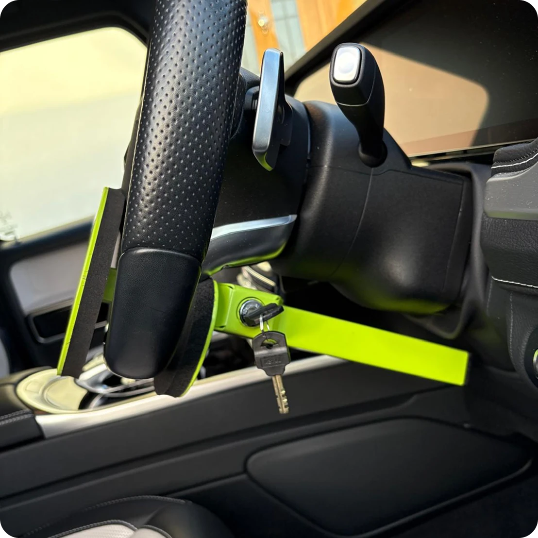 Resolute Compact close-up fitted to steering wheel